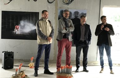 L'artiste Cédric Martigny expose les compagnons sur un chantier - Lamotte