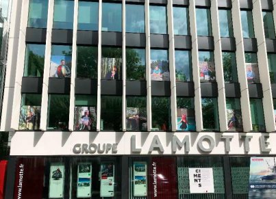 Exposition d'art sur la façade du siège social du Groupe à Rennes - Lamotte