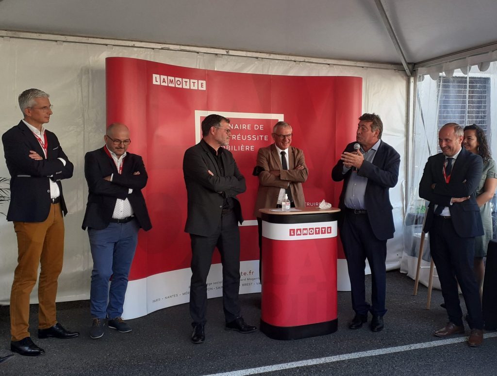 Les officiels lors de l'inauguration de l'agence Lamotte à Aix-les-Bains (Savoie)