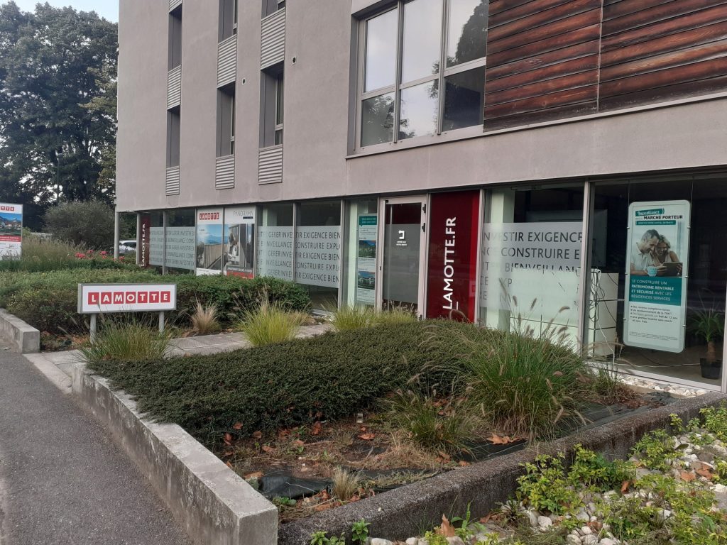 Vue extérieure de l'agence Lamotte à Aix-les-Bains (Savoie)