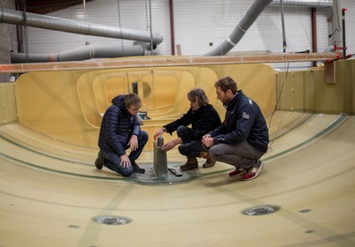 Luke Berry au chantier du voilier - Lamotte-Module Création