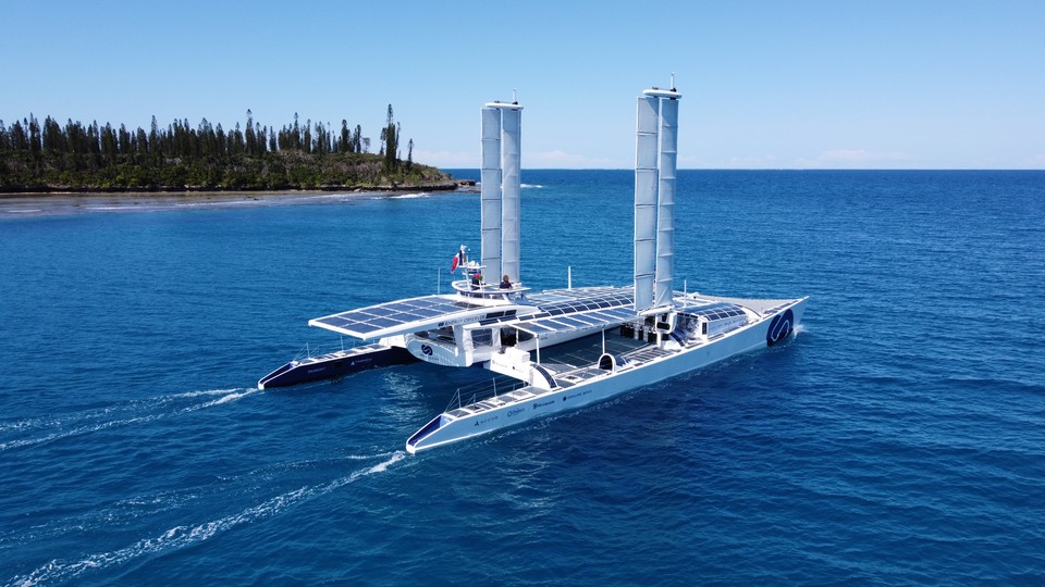 Le bateau Energy Observer à l'Île des Pins (Nouvelle-Calédonie) - Lamotte