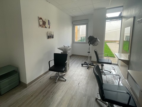 Visite de la résidence services seniors à Meulan-en-Yvelines - Salon de coiffure - Lamotte