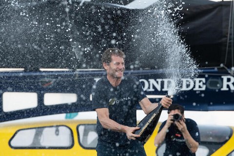 Charles Caudrelier, vainqueur de la Route du Rhum 2022, sabre le champagne - Lamotte