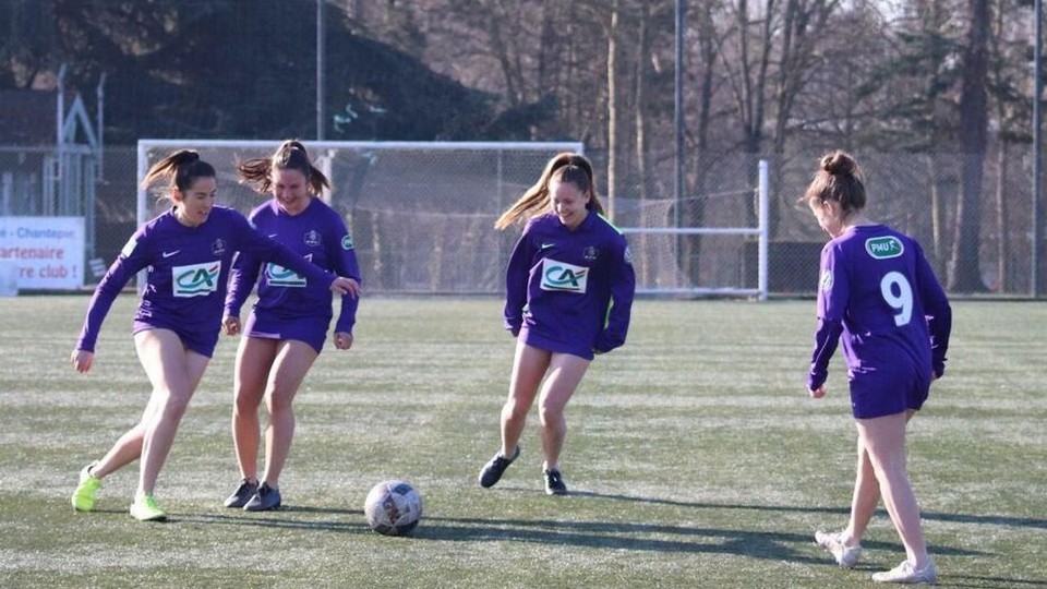 Football - L'équipe féminine du CPB Bréquigny à l'entrainement - Partenaire Lamotte