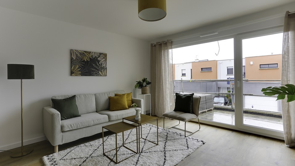 Programme immobilier neuf Les Charmettes à Betton - Visite de l'appartement témoin - Salon et balcon - Lamotte