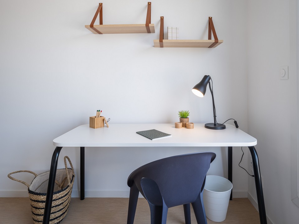 LMNP - Mobilier - Table et chaise dans une location meublée - Lamotte
