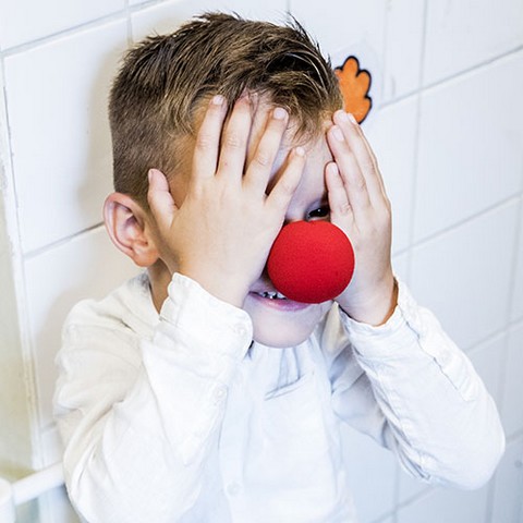 Le Rire Médecin - Garçon devant des comédiens clowns - Lamotte