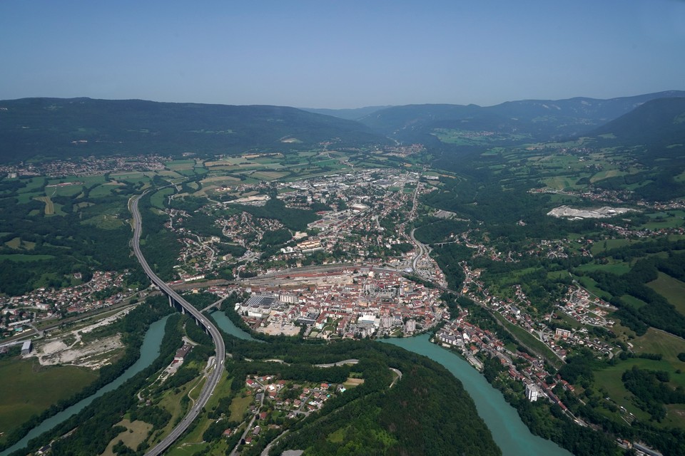 Vue aérienne de la commune de Valserhône dans l'Ain (01) - Lamotte