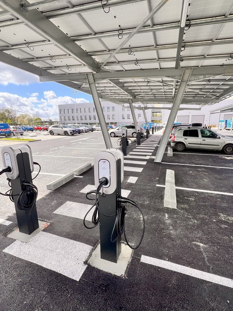 Immeubles de bureaux à Savigny-le-Temple pour Enedis - Bornes de recharge pour véhicules électriques - Lamotte