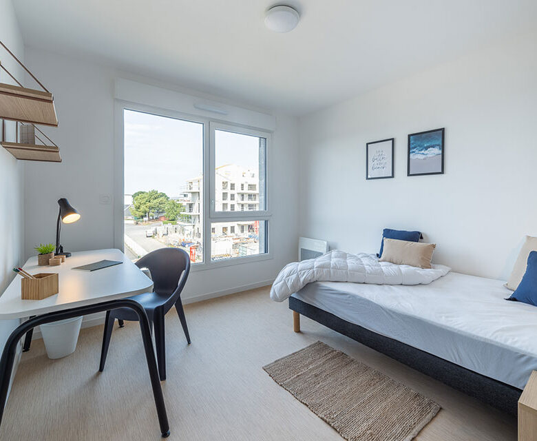 Fo'lo Campus Saint-Malo - Résidence services pour étudiants et jeunes actifs - Lit et bureau - Lamotte