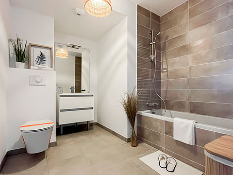 Journées portes ouvertes - Programme immobilier neuf Villa Eugénie à Biscarrosse (40) - Salle de bains dans l'appartement témoin - Lamotte