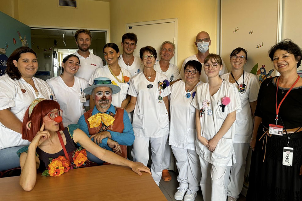Luke Berry, parrain du Rire Médecin, en visite au CHU de Rennes - Lamotte