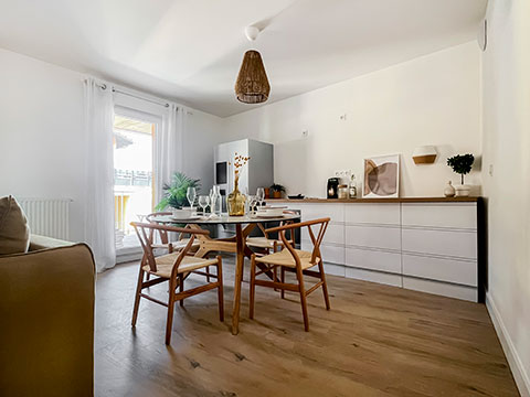 Livraison du programme immobilier neuf Villa Eugénie à Biscarrosse (40) - Cuisine dans l'appartement témoin - Lamotte