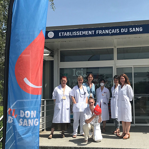 Soignants devant une maison du don de l'Établissement français du sang (EFS) - Lamotte