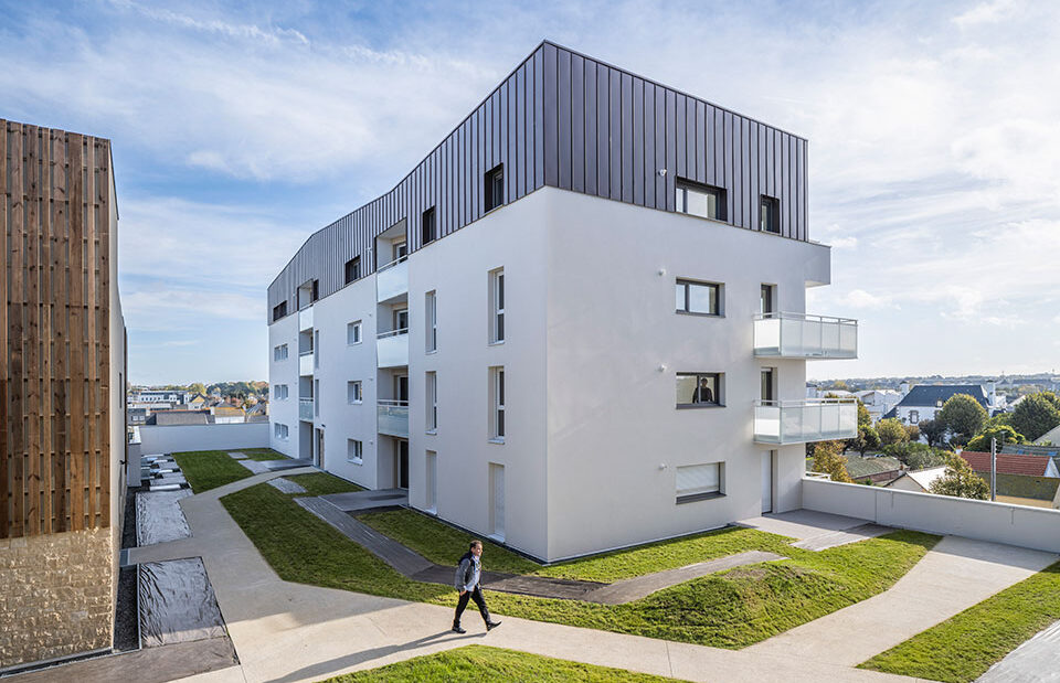 Série vidéo - Reportage sur le programme immobilier neuf Le Grand Jardin à Saint-Malo - Vue des appartements depuis la terrasse - Lamotte
