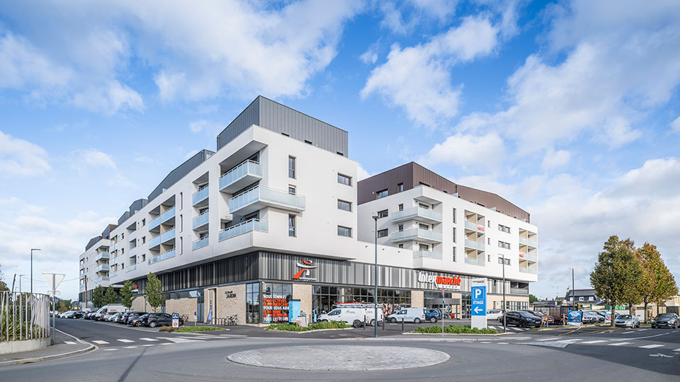 Série vidéo - Reportage sur le programme immobilier neuf Le Grand Jardin à Saint-Malo - Vue de la façade avec le magasin Intermarché - Lamotte