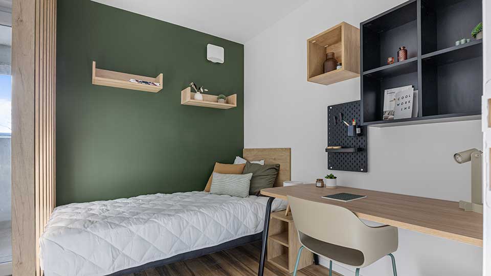 Résidence étudiante Climax à Angers (49) - Chambre d'un appartement avec lit et espace bureau - Lamotte