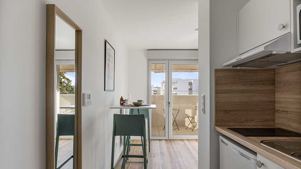 Résidence étudiante Climax à Angers (49) - Cuisine d'un appartement avec vue salon - Lamotte