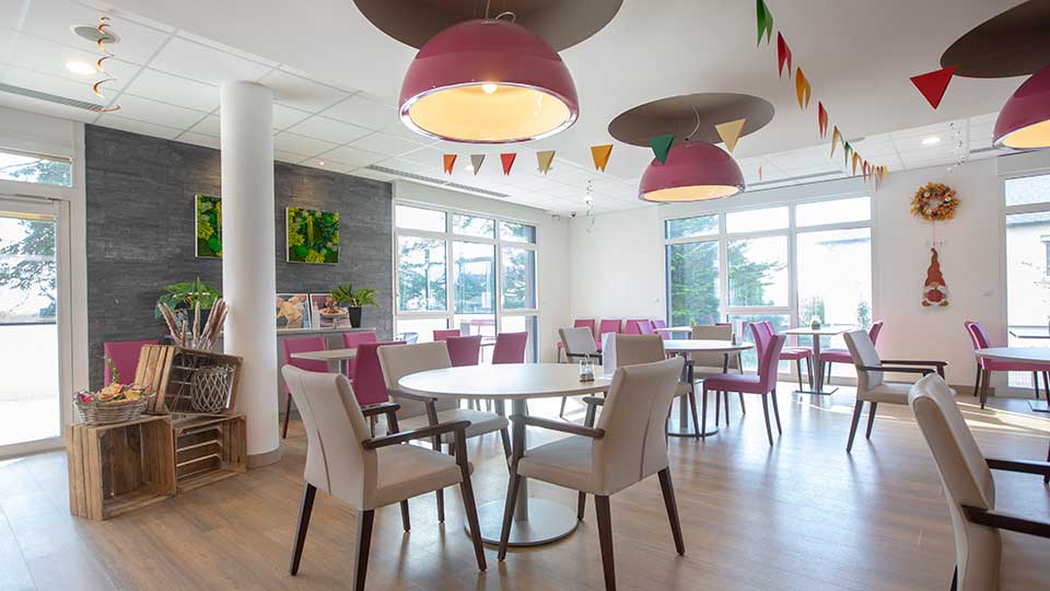 Série vidéo - Reportage sur la résidence services seniors Coeur Boisé à Bain-de-Bretagne - Salle de restauration - Lamotte