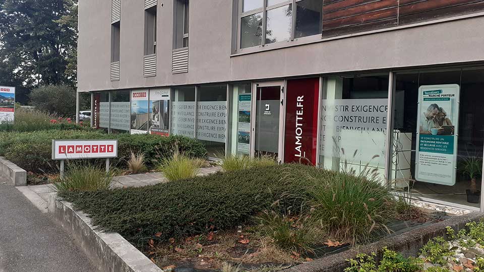 Agence promotion à Aix-les-Bains (Savoie) - Entrée du bâtiment - Lamotte