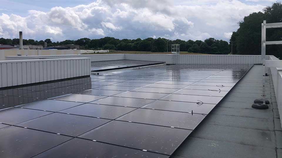 Bâtiment clé en main - Enedis à Lécousse (35) - Panneaux photovoltaïques - Lamotte