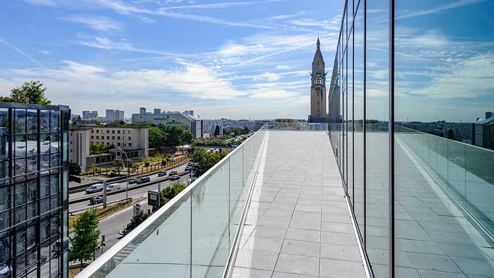 Référence - Programme immobilier tertiaire L'Atriode à Gentilly (94) - Terrasse extérieure au siège de la MSA - Groupe Lamotte