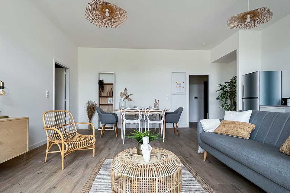 Programme immobilier neuf Les Clairières Boisées à Chantepie (35) - Salon dans l'appartement témoin - Lamotte