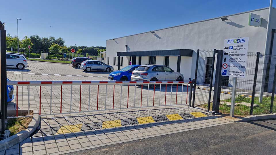 Programme clé en main - Bureaux et locaux pour Enedis à Lécousse, près de Fougères (35) - Entrée du bâtiment et du parking - Lamotte