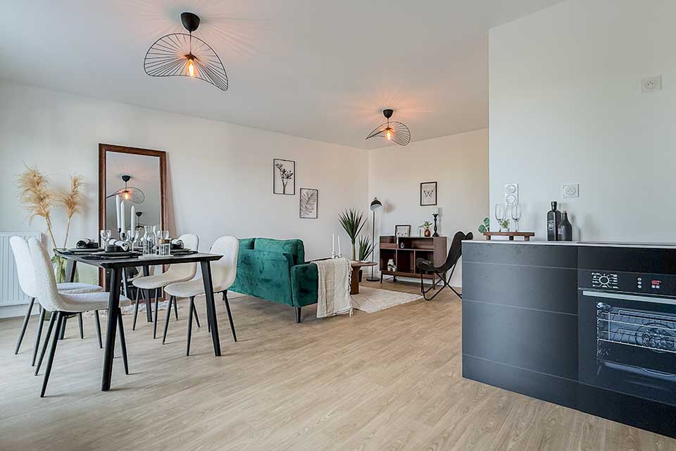 Programme immobilier neuf Terra Serena à Pont-Péan (35) - Salon et cuisine dans l'appartement témoin - Lamotte