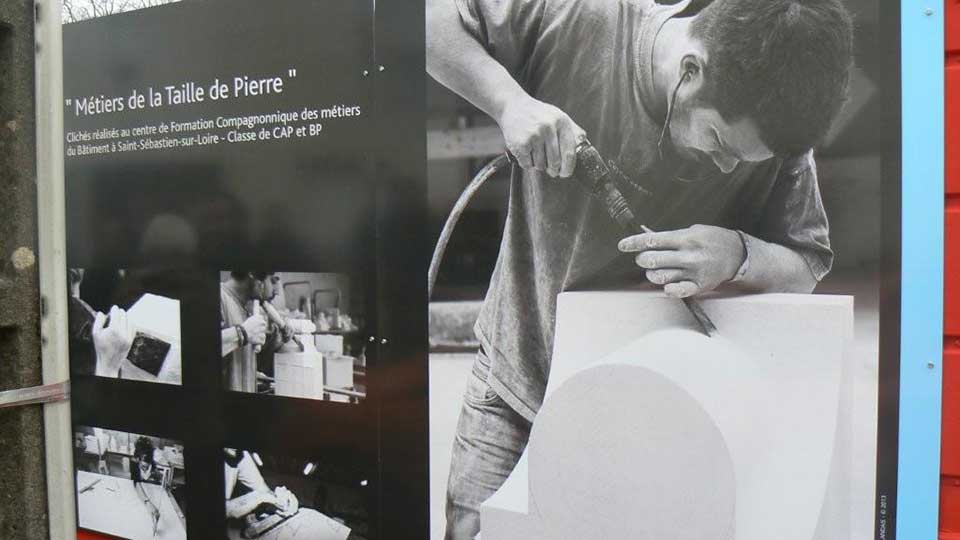 Programme immobilier neuf - Square Petit Anjou à Saint-Sébastien-sur-Loire (44) - Exposition sur palissade - "Métiers de la Taille de Pierre"- Lamotte