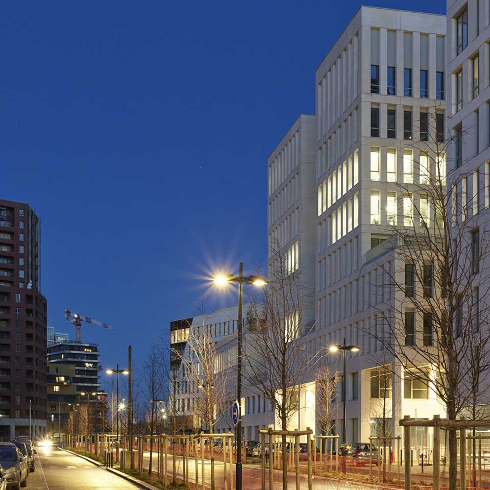 Programme immobilier tertiaire - Le Vendôme à Nantes (44) - Rue vue de nuit - Lamotte