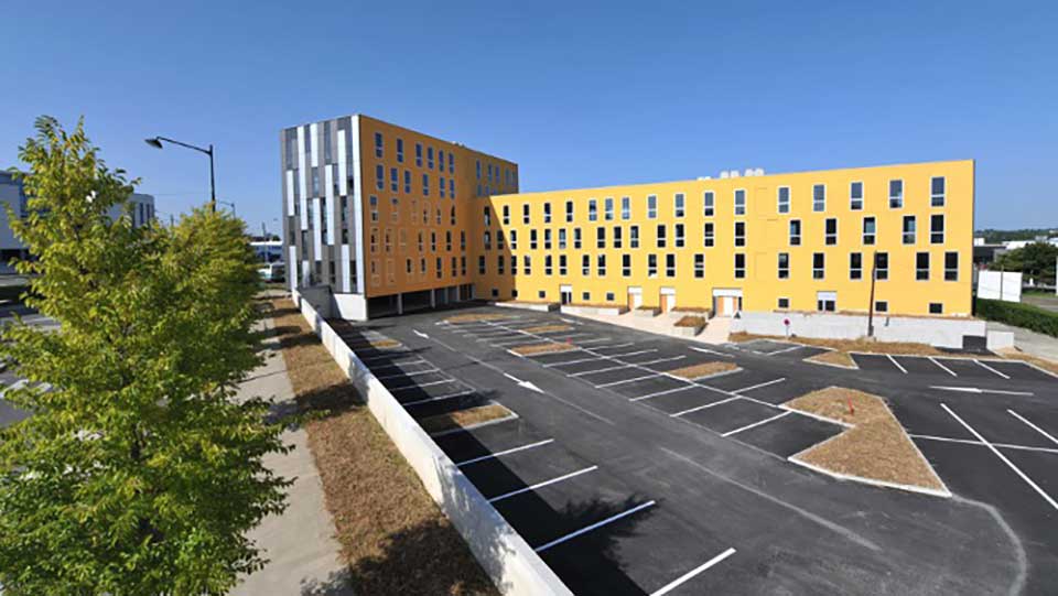 Programme immobilier tertiaire - Le Sextant à Rennes (35) - Façade avec parking - Lamotte