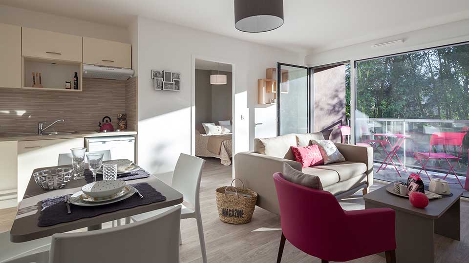 Résidence services seniors - Carré Nobilis à Rennes (35) - Chambre, cuisine, salon d'un appartement - Lamotte