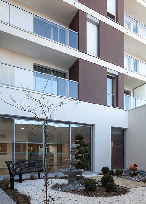 Résidence services seniors - Carré Nobilis à Rennes (35) - Jardin avec banc - Lamotte