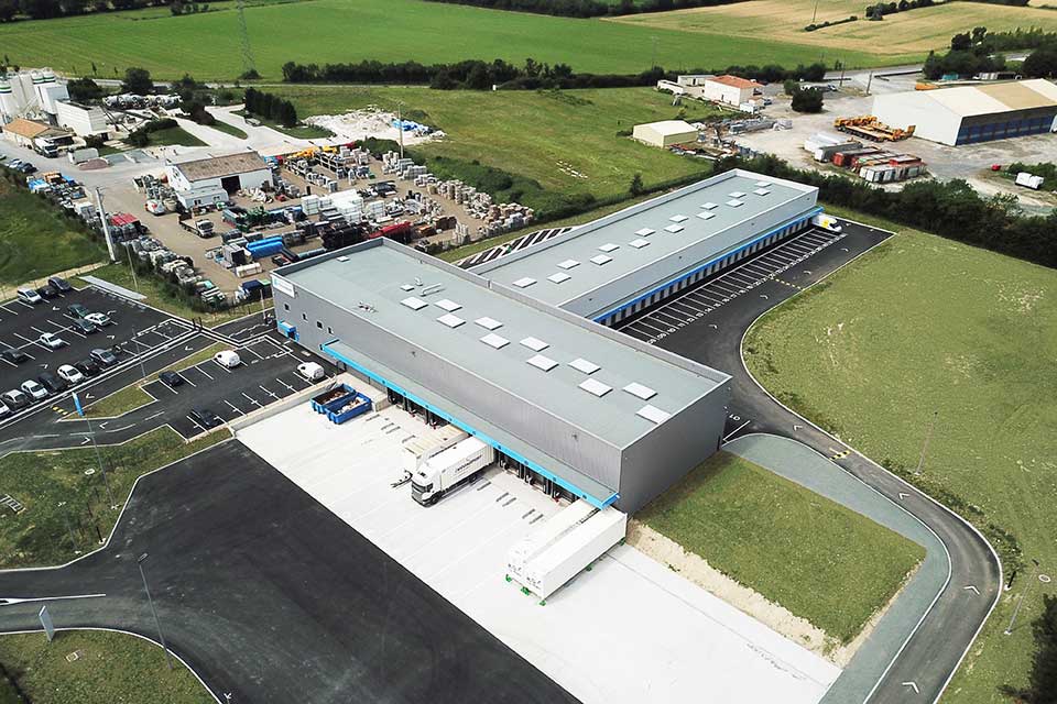 Bâtiment logistique clé en main - Chronopost à Niort (79) - Réception et stationnement des véhicules poids lourds - Corétech / Lamotte
