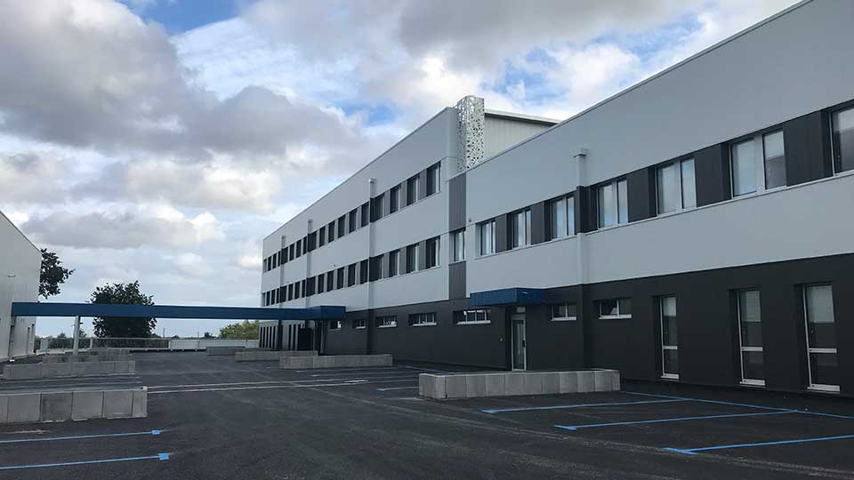 Bâtiment tertiaire et stockage clé en main - GRDF à Pacé (35) - Parking - Corétech / Lamotte