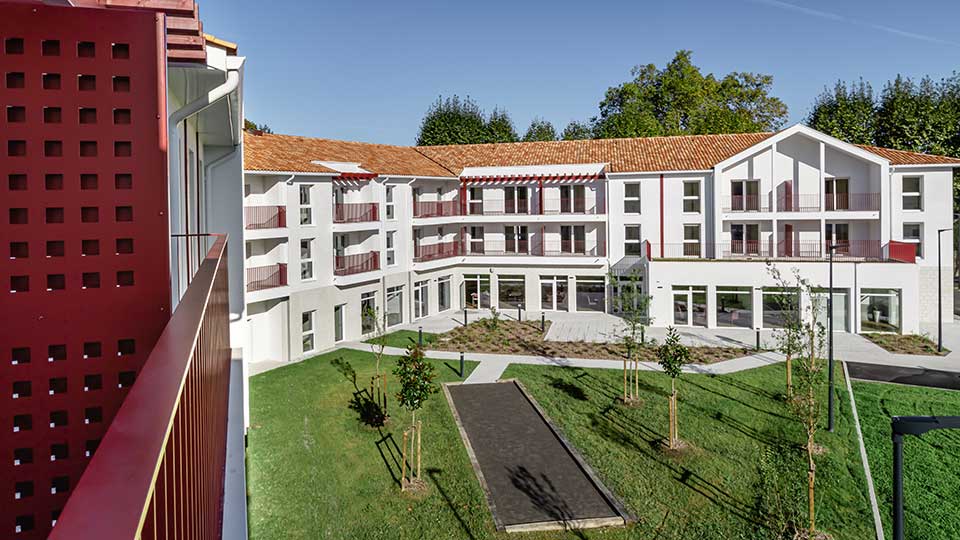Résidence services seniors - Herri Erdian à Cambo-les-Bains (64) - Ilot paysager - Lamotte