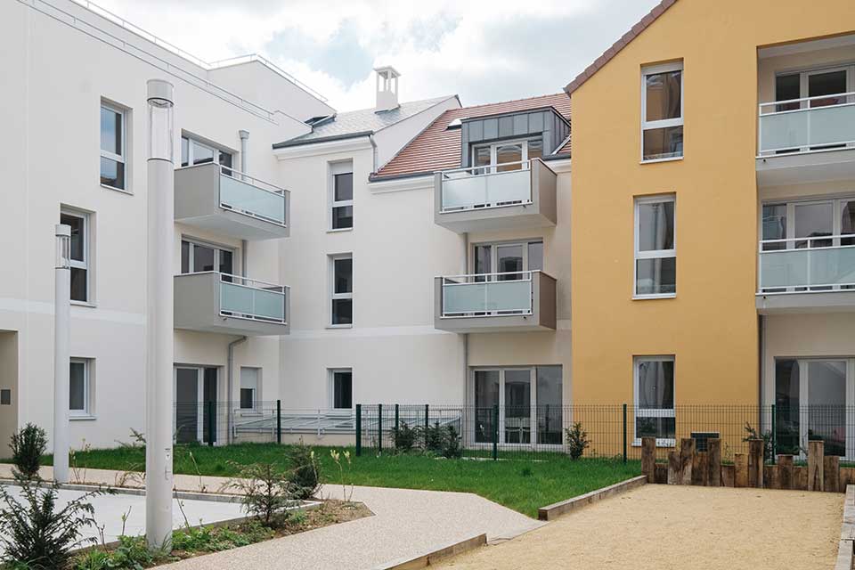 Résidence services seniors - Les Allées du Vexin à Meulan-en-Yvelines (78) - Cour intérieure - Lamotte