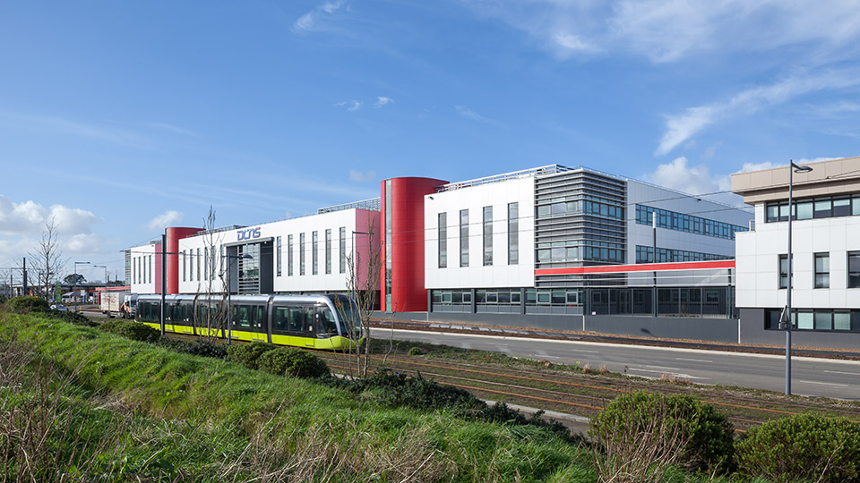 Programme immobilier tertiaire - DCNS à Brest (29) - Tramway devant les bâtiments - Lamotte