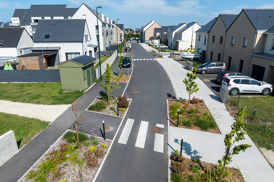Le Jardin des Maraîchers à Saint-Méloir-des-Ondes (35) - Vue d'une rue du lotissement - Lamotte Aménageur Lotisseur