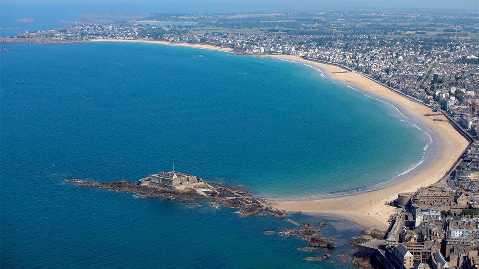 Saint-Malo en Ille-et-Vilaine (35) - Grande Plage du Sillon - Vue aérienne - Lamotte