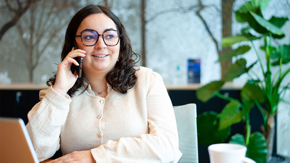 Collaboratrice au téléphone - Filiale Ares Property - Groupe Lamotte