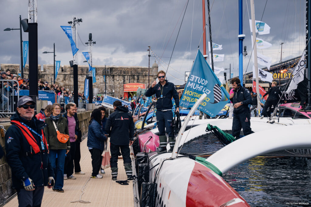 Le bateau le Rire Médecin - Lamotte et son skipper Luke Berry, pour la parade