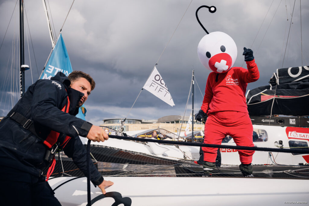 La mascotte du Rire Médecin accompagne Luke Berry lors de la parade de la Route du Rhum